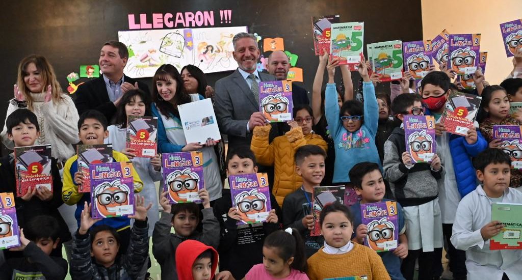 “LIBROS PARA APRENDER”: ARCIONI ENCABEZÓ LA PRIMERA ENTREGA DE TEXTOS A ESCUELAS PRIMARIAS DE CHUBUT