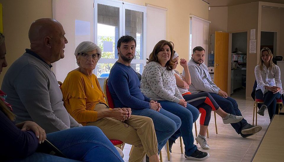 NACHO TORRES Y ANA CLARA ROMERO VISITARON EL CENTRO DE JUBILADOS RADA TILLY