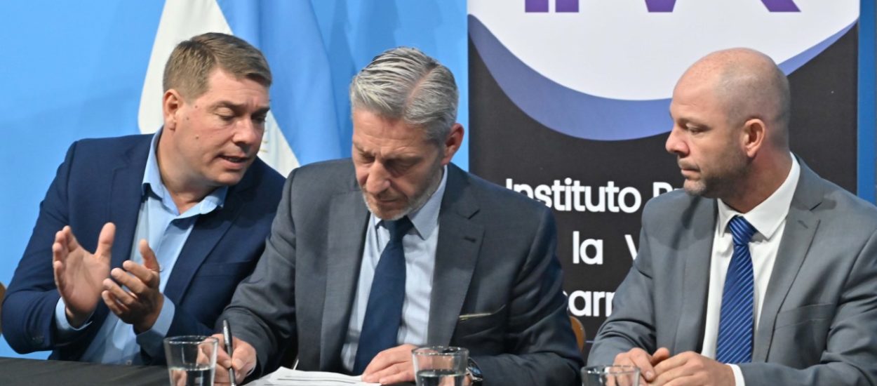ARCIONI FIRMÓ EL CONTRATO PARA EL DRAGADO DEL PUERTO RAWSON: “ESTAMOS POSICIONANDO A LA ACTIVIDAD PESQUERA EN EL LUGAR QUE SE MERECE”