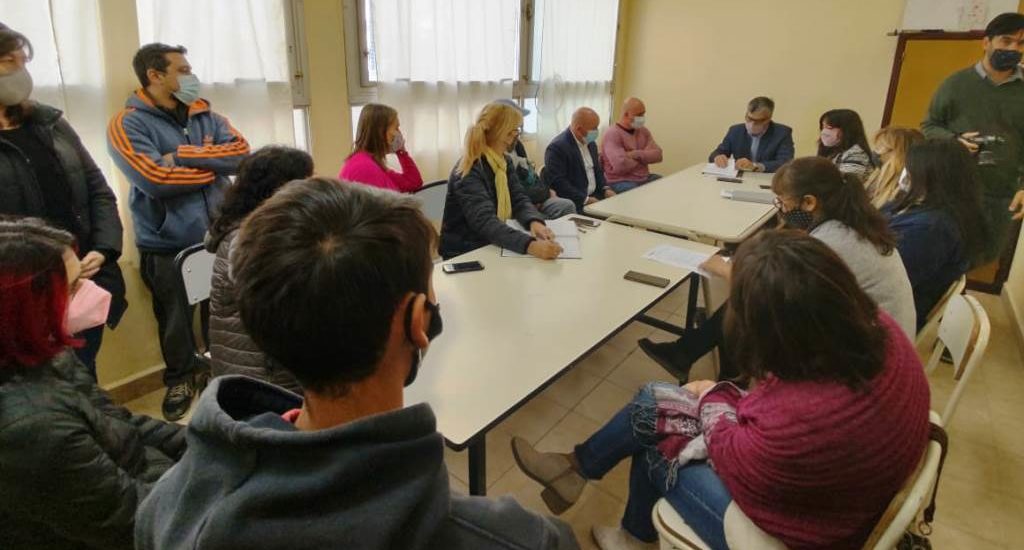 PROVINCIA SE REUNIÓ CON LA COMUNIDAD EDUCATIVA DE LA ESCUELA N° 750 DE PUERTO MADRYN PARA INFORMAR LOS PLAZOS DE EJECUCIÓN DE LAS OBRAS