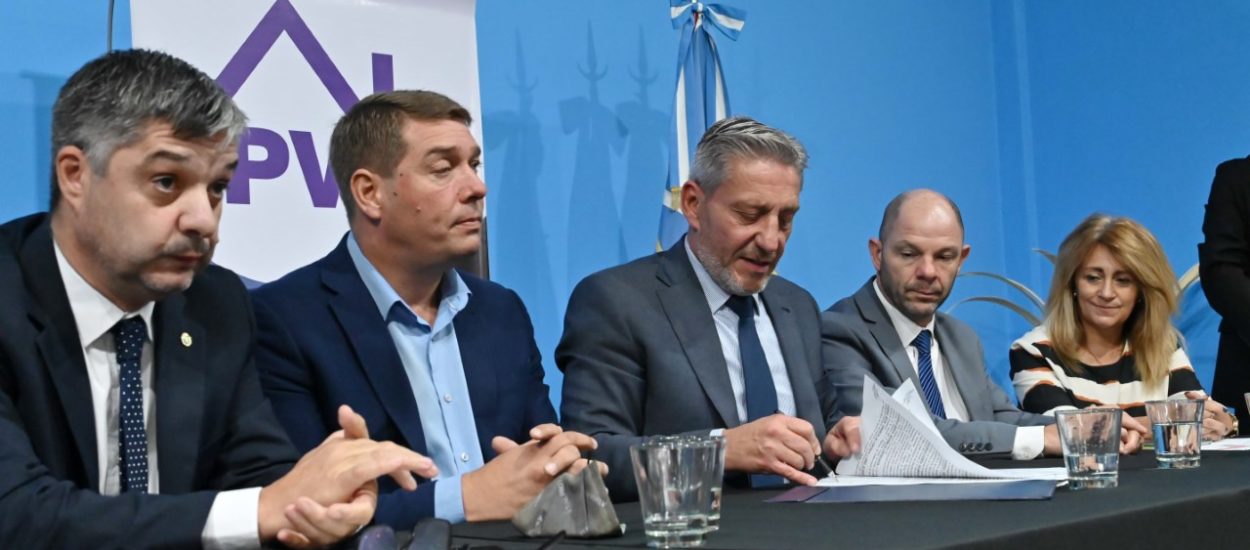 ARCIONI FIRMÓ CONTRATOS PARA LA CONSTRUCCIÓN DE 80 NUEVAS VIVIENDAS EN RAWSON