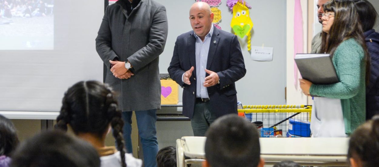 SASTRE ENCABEZÓ EL LANZAMIENTO DEL PROGRAMA “LOS CHICOS DE MADRYN RECIBEN A LAS BALLENAS” EN LA ESCUELA Nº 219 DEL BARRIO PUJOL