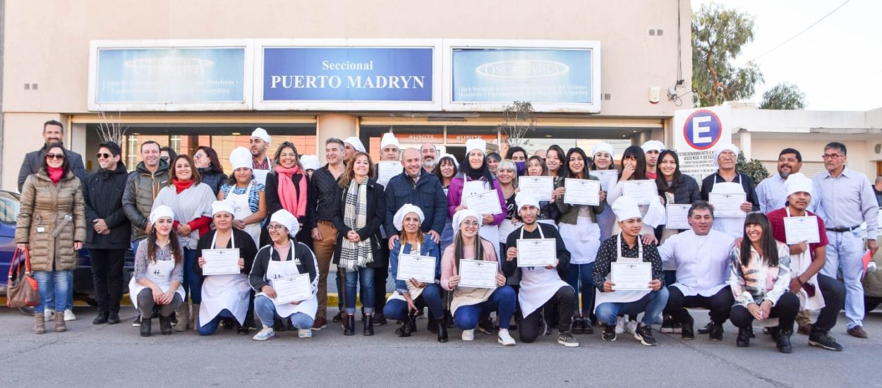 DÍA DEL TRABAJADOR: SASTRE ENCABEZÓ LA TRADICIONAL COLOCACIÓN DE OFRENDAS FLORALES Y ENTREGÓ CERTIFICADOS A PERSONAS QUE SE CAPACITARON