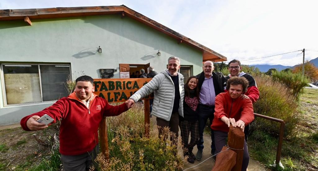 ARCIONI FIRMÓ CONVENIO EN EPUYÉN PARA CONSTRUIR VIVIENDAS Y ENTREGÓ APORTES A INSTITUCIONES