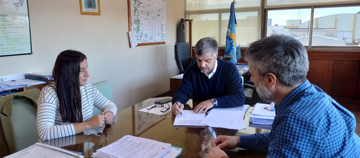 EL GOBIERNO DEL CHUBUT FIRMÓ UN CONVENIO CON ATILIO VIGLIONE PARA LA PLANIFICACIÓN URBANA DE LA COMUNA