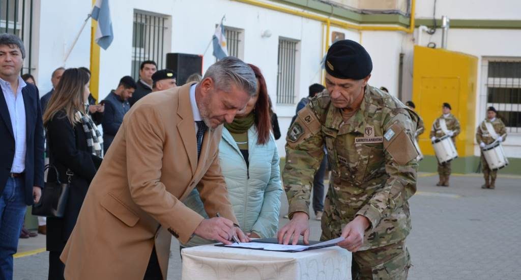 COMODORO RIVADAVIA: ARCIONI ENTREGÓ ELEMENTOS A LOS NUEVOS VOLUNTARIOS DEL EJÉRCITO ARGENTINO
