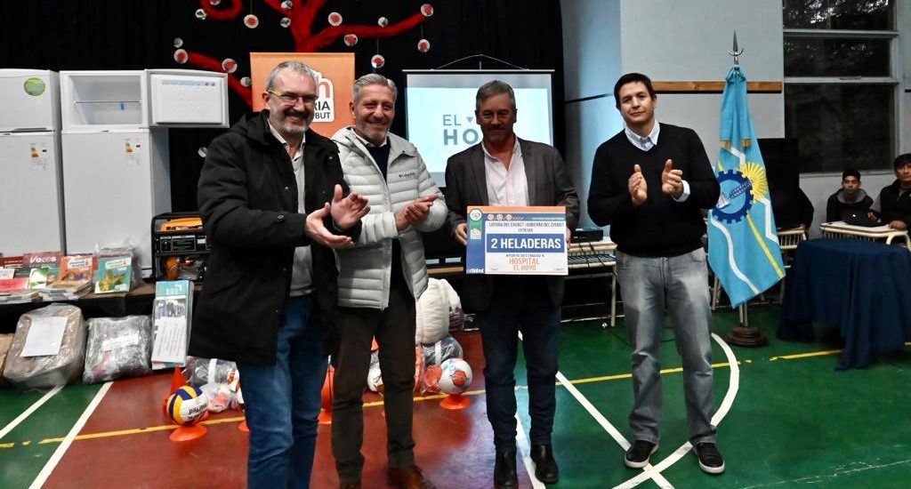 ARCIONI FIRMÓ CONVENIOS DE OBRA Y ENTREGÓ ELEMENTOS A INSTITUCIONES DE EL HOYO