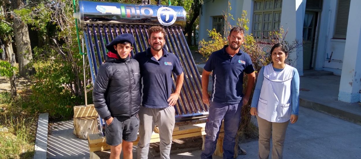 FUNDACIÓN PATAGONIA NATURAL CONTINÚA INSTALANDO TERMOTANQUES SOLARES EN ESCUELAS RURALES