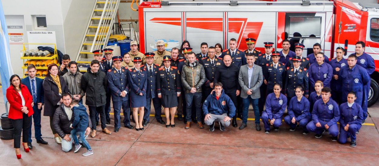 DÍA DEL BOMBERO VOLUNTARIO: SASTRE PARTICIPÓ DEL ACTO Y ENTREGÓ FONDOS PARA QUE LA INSTITUCIÓN CONSTRUYA SU DEPENDENCIA EN LA ZONA OESTE