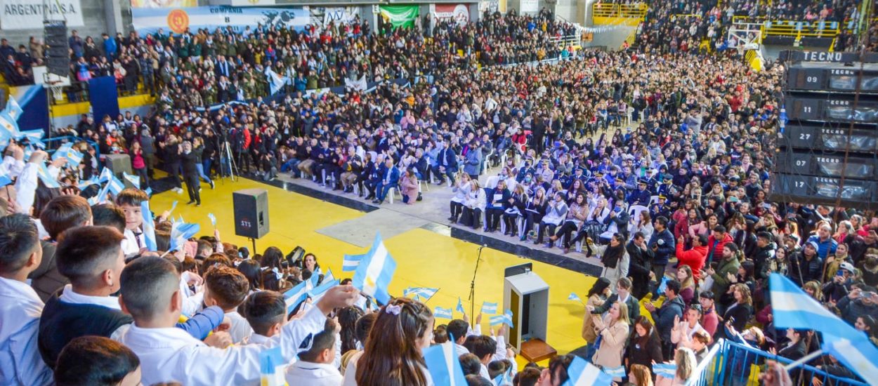 MULTITUDINARIO ACTO CONMEMORATIVO POR EL DÍA DE LA BANDERA EN PUERTO MADRYN