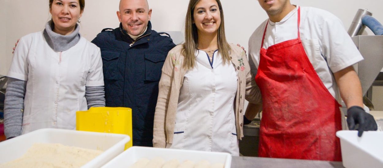 SASTRE VISITÓ LA POLLERÍA “POLLOLINDO”, QUE GENERA EMPLEO, TRABAJA CON PERSPECTIVA DE GÉNERO Y PLANIFICA ARMAR UN CENTRO DE ELABORACIÓN CON MAYOR ALCANCE