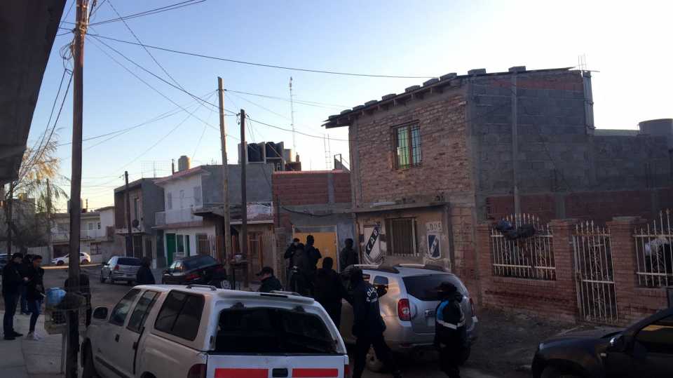 MADRYN: SE REALIZAN MÚLTIPLES ALLANAMIENTOS LUEGO DE LOS ENFRENTAMIENTOS ENTRE BANDAS DEL BROWN Y MADRYN