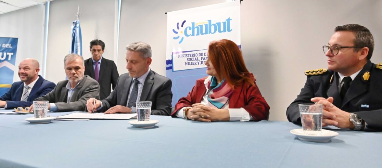 Arcioni firmó la adhesión de Chubut al programa nacional “Aunar Familias”