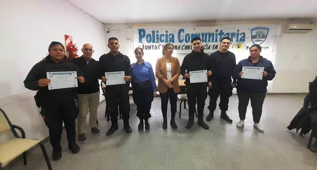 Puerto Madryn: La Policía Comunitaria desarrolló una capacitación sobre mediación y realizó actividades en la Escuela Nº 410
