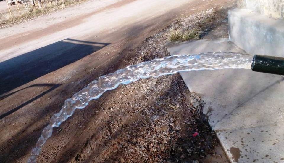 El Gobierno provincial comenzó a potabilizar el agua en Las Plumas