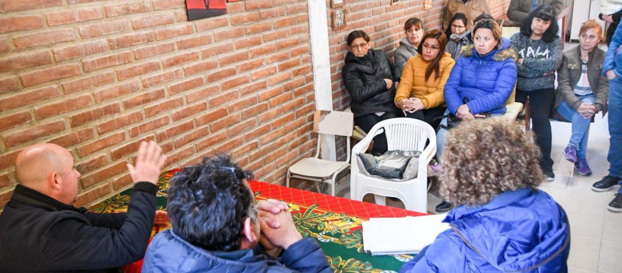 EL INTENDENTE SE REUNIÓ CON VECINOS DEL BARRIO PRESIDENTE PERÓN Y LES DIO RESPUESTAS SOBRE DIFERENTES TEMÁTICAS