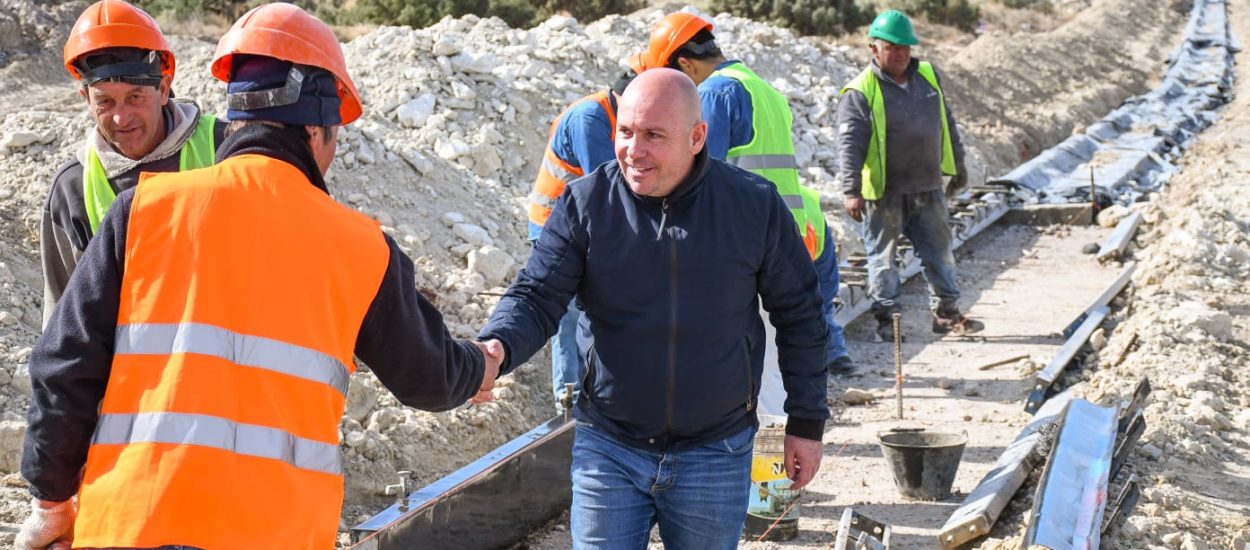 EL INTENDENTE RECORRIÓ LAS OBRAS DE INFRAESTRUCTURA QUE SE ESTÁN EJECUTANDO EN EL BARRIO NUEVA CHUBUT