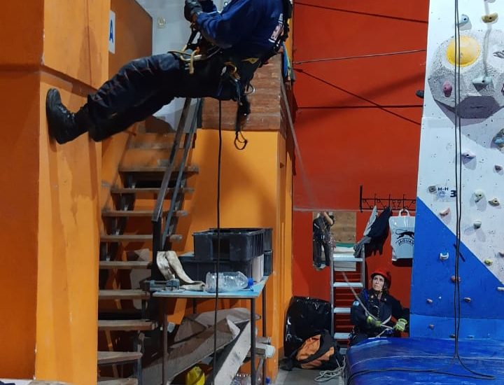 LA BRIGADA DE RESCATE CON CUERDAS DE LOS BOMBEROS DE MADRYN CONTINÚA FORMANDO A SUS NUEVOS INTEGRANTES