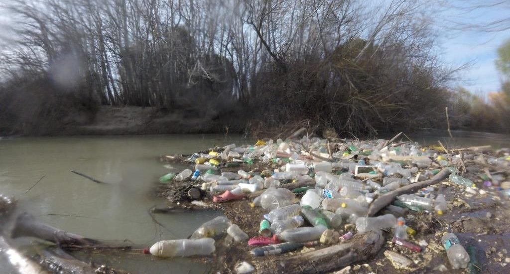 Ambiente y Bomberos coordinaron la limpieza de casi 300 kilos de residuos en un atasco del Río Chubut