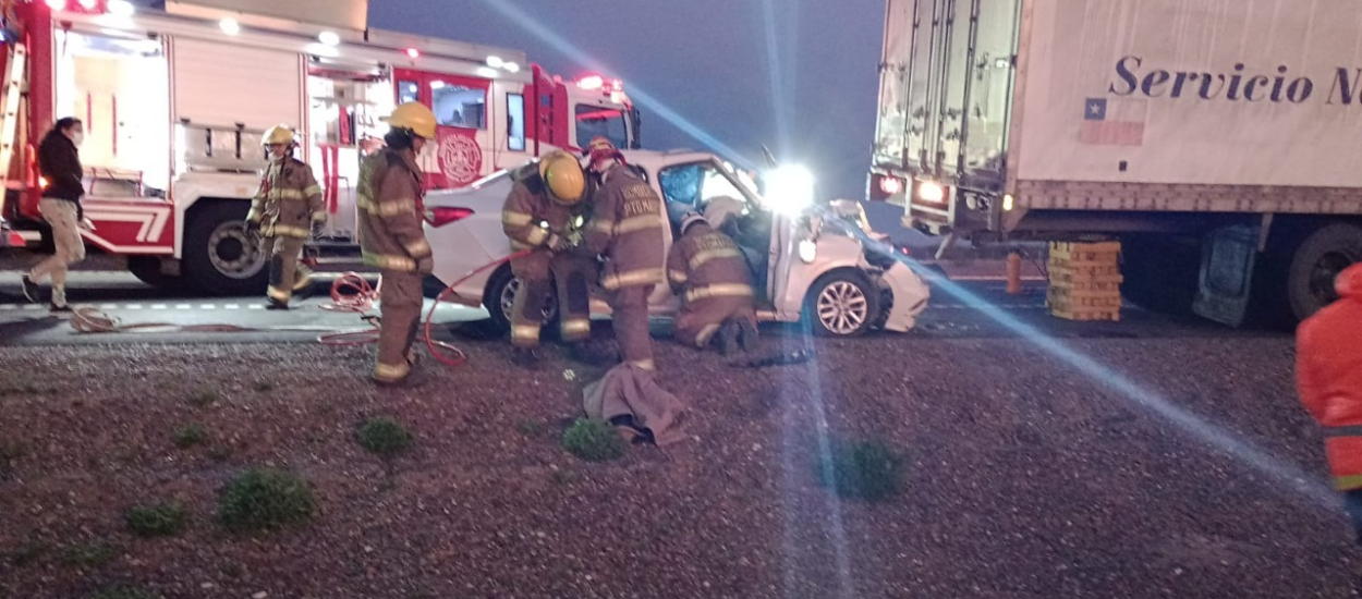 BOMBEROS DE MADRYN RESCATARON A UN HOMBRE ATRAPADO EN UN AUTO QUE COLISIONÓ CON UN CAMIÓN ESTACIONADO 