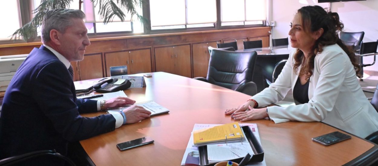 Arcioni le confirmó a la Intendenta de Camarones el comienzo de obra del interconectado