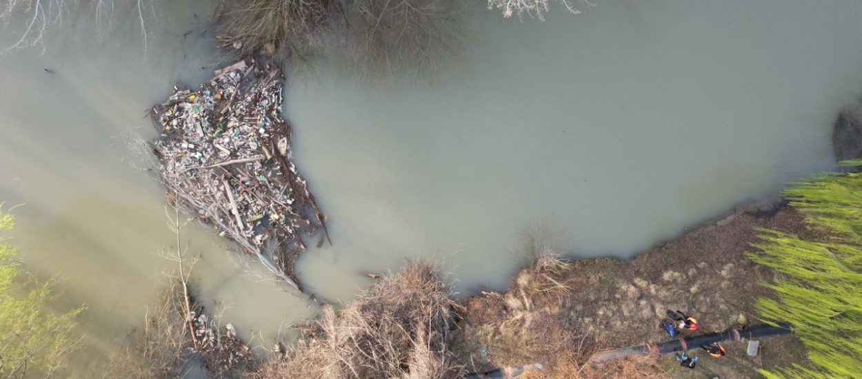 Ambiente y Bomberos coordinaron la limpieza de casi 300 kilos de residuos en un atasco del Río Chubut