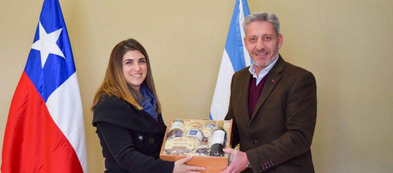 Arcioni se reunió con Valentina Mora, nueva Cónsul de Chile