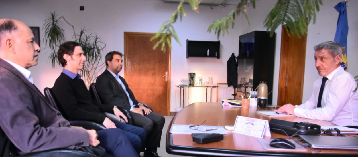 Arcioni se reunió con miembros del  Directorio del Banco del Chubut 