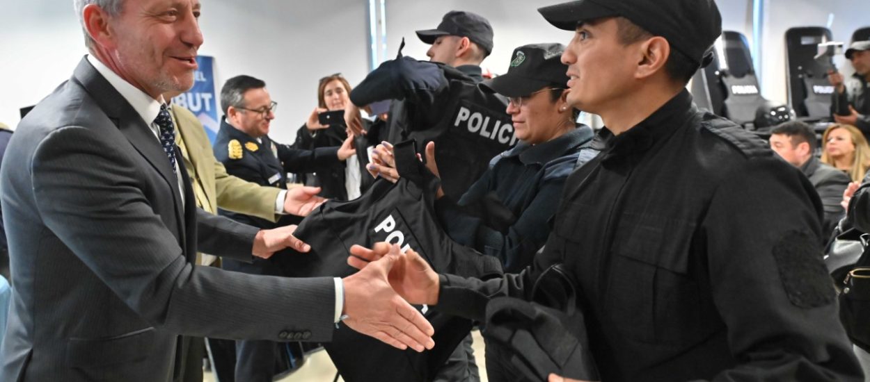 Arcioni entregó equipamiento a la Policía del Chubut por más de 35 millones de pesos
