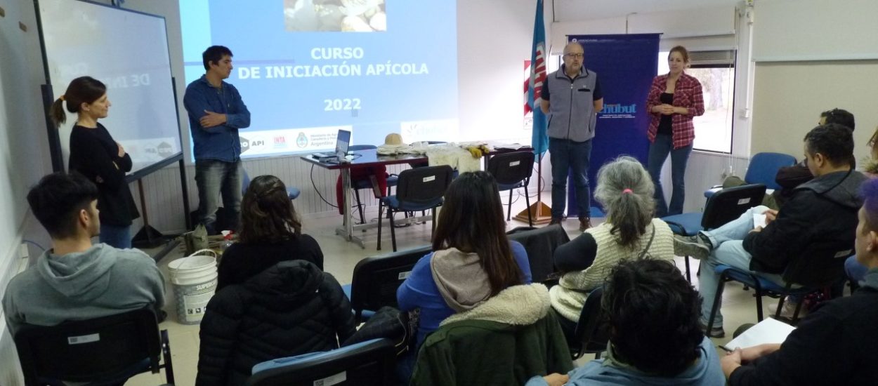 Comenzó el curso de iniciación apícola organizado por el Gobierno Provincial e INTA Chubut 