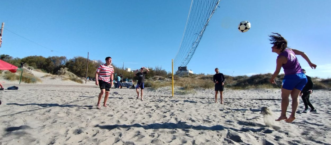 ESTÁN ABIERTAS LAS INSCRIPCIONES PARA LA PRÁCTICA DEL FUTVOLEY EN LA COSTA DE MADRYN
