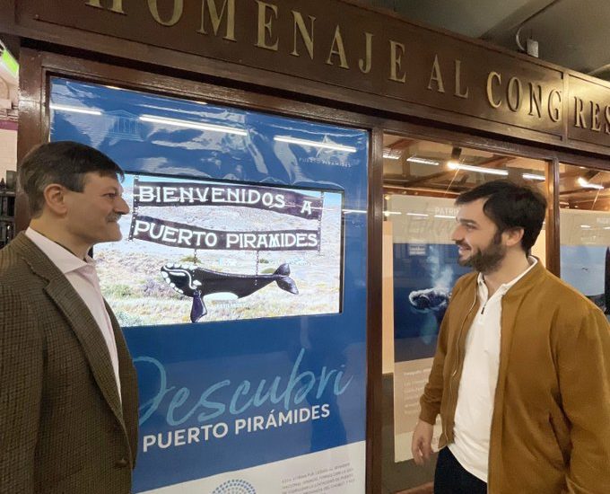 Nacho Torres y Fabián Gandón visitaron la muestra “Ballena Franca Austral” en ciudad de Buenos Aires para promocionar Puerto Pirámides