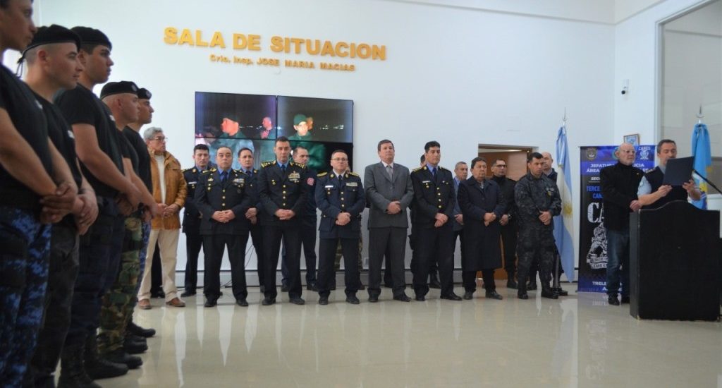 La Policía del Chubut entregó diplomas del ‘Curso Básico Guía de Canes de Seguridad’ 