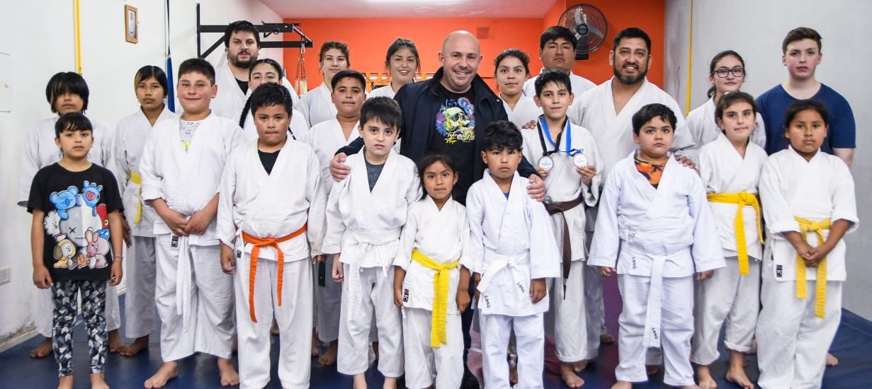 SASTRE ESTUVO EN UNA ESCUELA DE ARTES MARCIALES Y COORDINÓ REALIZAR DISTINTAS ACTIVIDADES EN LOS BARRIOS DE PUERTO MADRYN