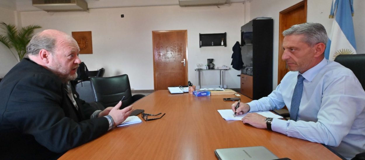 Arcioni recibió al Intendente de Río Mayo y proyectó obras para la localidad