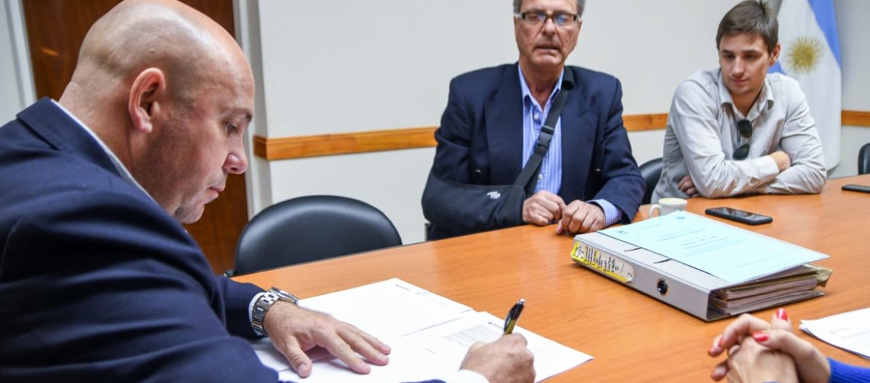 SASTRE FIRMÓ EL CONTRATO PARA QUE SE RENUEVEN LAS CAÑERÍAS DE LA ZONA CÉNTRICA DE PUERTO MADRYN