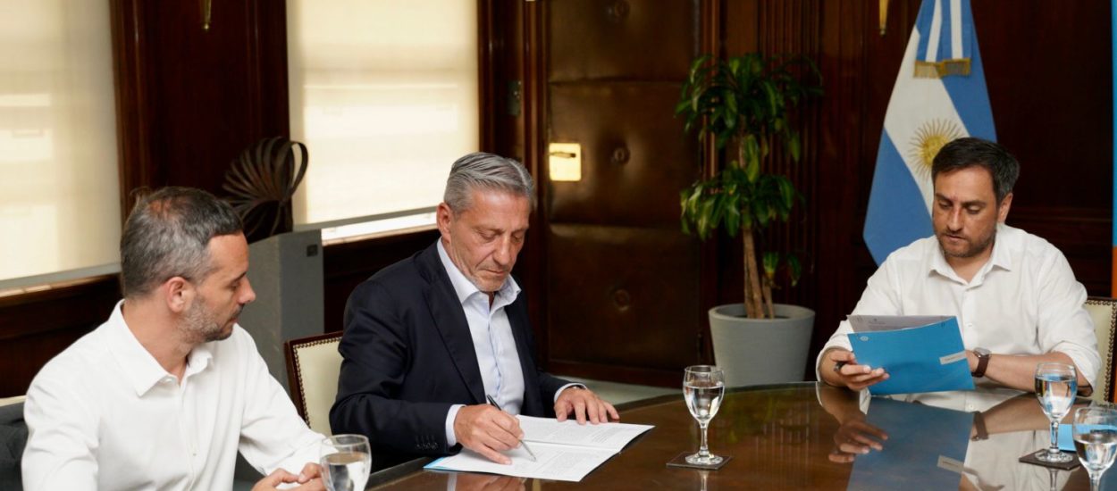 Arcioni firmó convenios con Cabandié por más de 172 millones de pesos