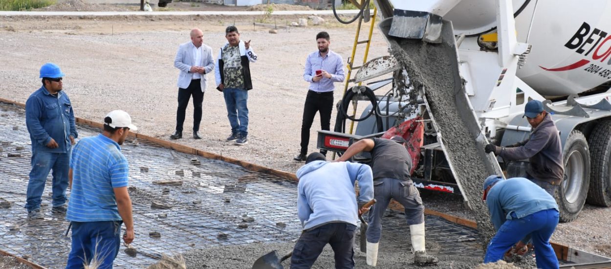 EL INTENDENTE RECORRIÓ LA OBRA DE EQUIPAMIENTO COMUNITARIO QUE SE ESTÁ LLEVANDO A CABO EN EL BARRIO PRESIDENTE PERÓN