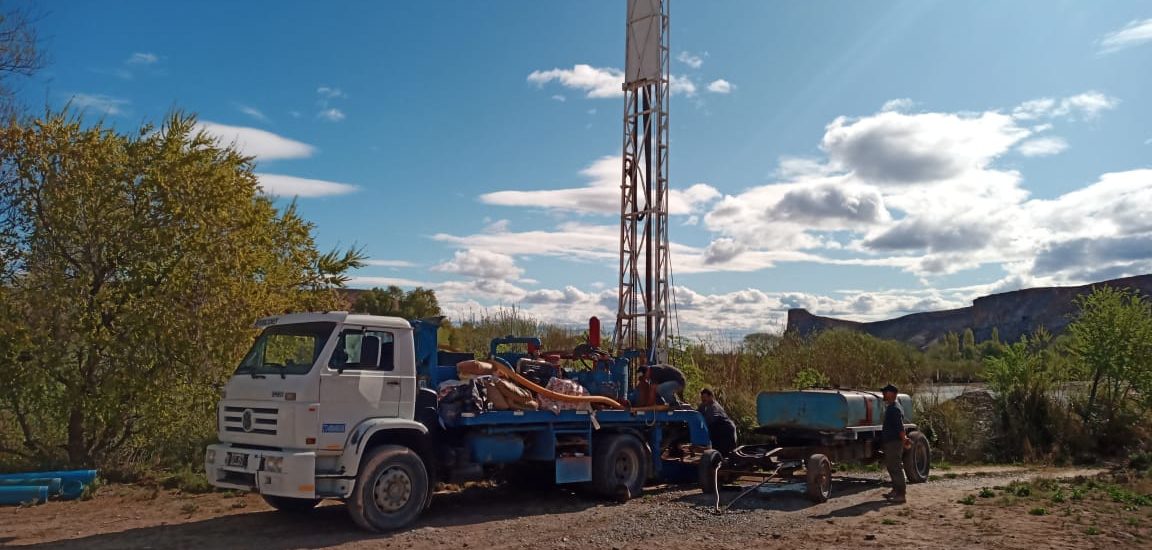 El Gobierno provincial puso en funcionamiento dos perforaciones de agua en Las Plumas 