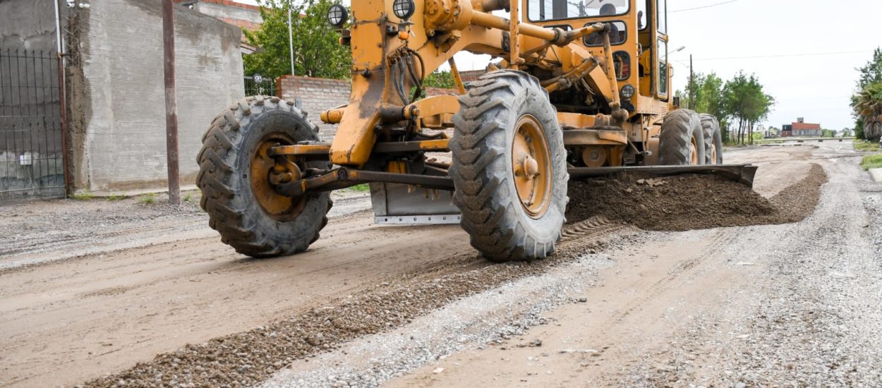 TRAS EL TEMPORAL, EL MUNICIPIO DE PUERTO MADRYN TRABAJA ARDUAMENTE EN LA REPARACIÓN DE CALLES EN LOS DISTINTOS BARRIOS