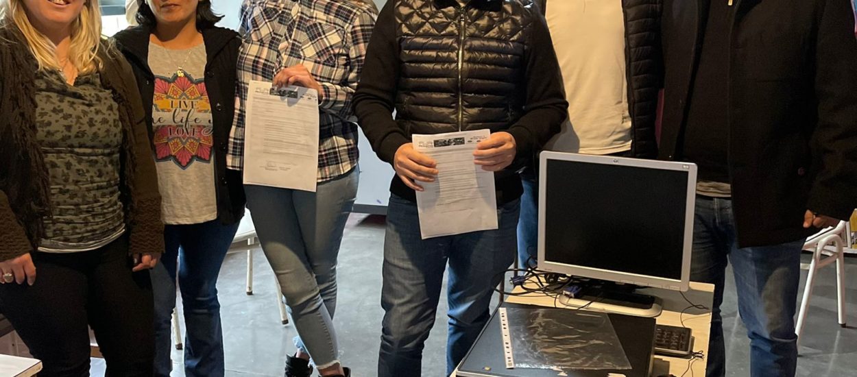 Torres visitó la Escuela 103 de Villa Lago Rivadavia y entregó computadoras restauradas por Proyecto Puente