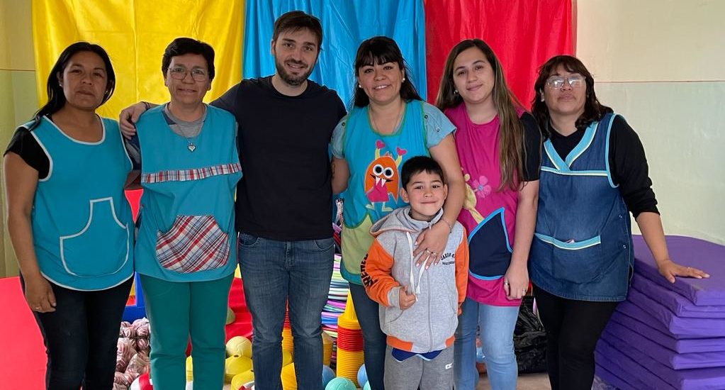 “Nacho” Torres entregó material educativo para los alumnos del Jardín 477 de Paso de Indios