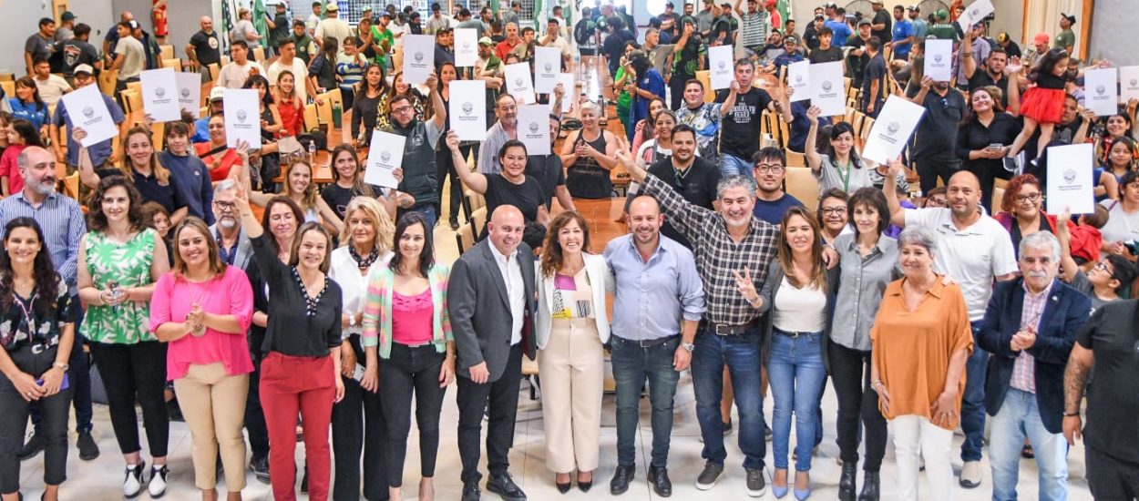 EL VICEGOBERNADOR Y EL INTENDENTE ENTREGARON LA PREADJUDICACIÓN DE TIERRAS A VECINOS MADRYNENSES