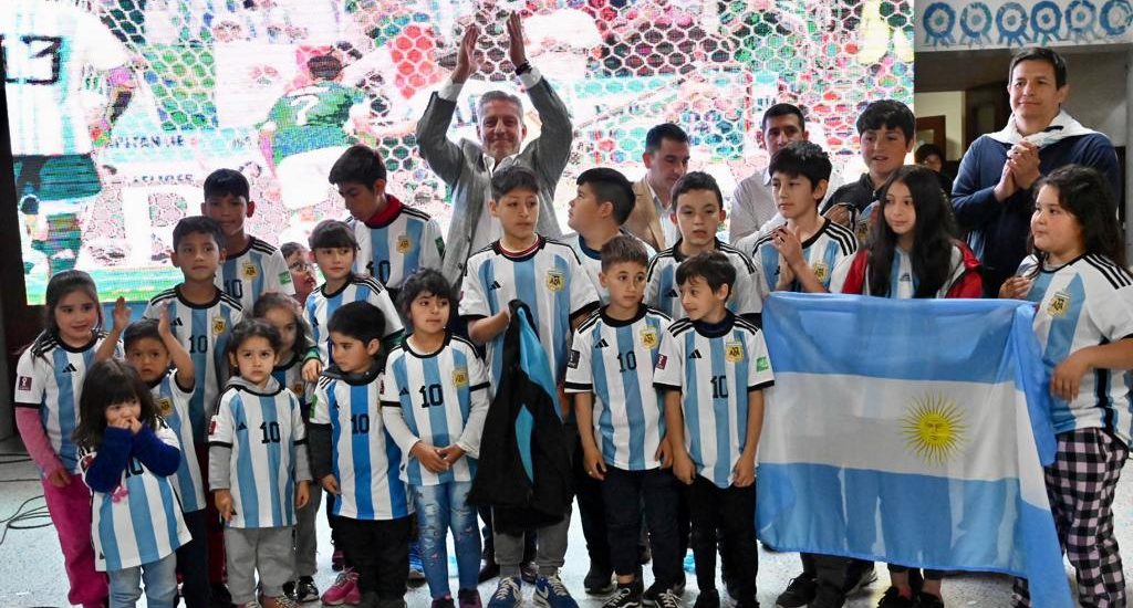 Junto a la comunidad de Carrenleufú, Arcioni compartió el partido de la selección Argentina