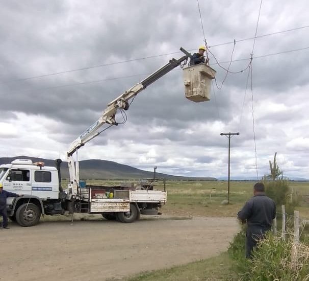 El Gobierno provincial realizó trabajos de reparación y mantenimiento en el sistema eléctrico de Gualjaina