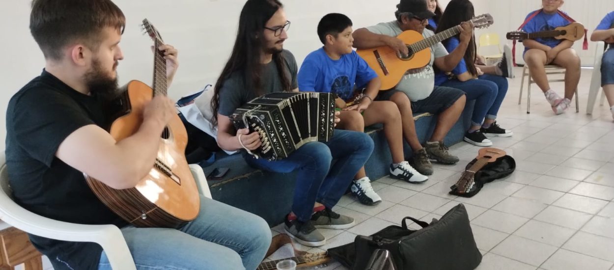 LA ORQUESTA YAYAU REALIZÓ CLÍNICAS SOBRE EL USO DE INSTRUMENTOS EN EL FOLCLORE ARGENTINO