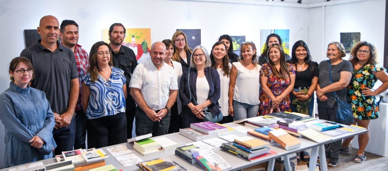 EL INTENDENTE ENTREGÓ LIBROS PARA 13 BIBLIOTECAS DE PUERTO MADRYN