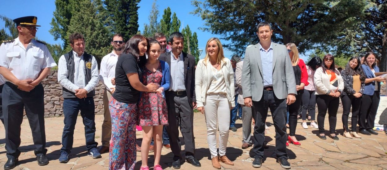 Con inauguración de obra, entrega de aportes y firma de convenios, el Gobierno Provincial acompañó un nuevo aniversario de Cholila