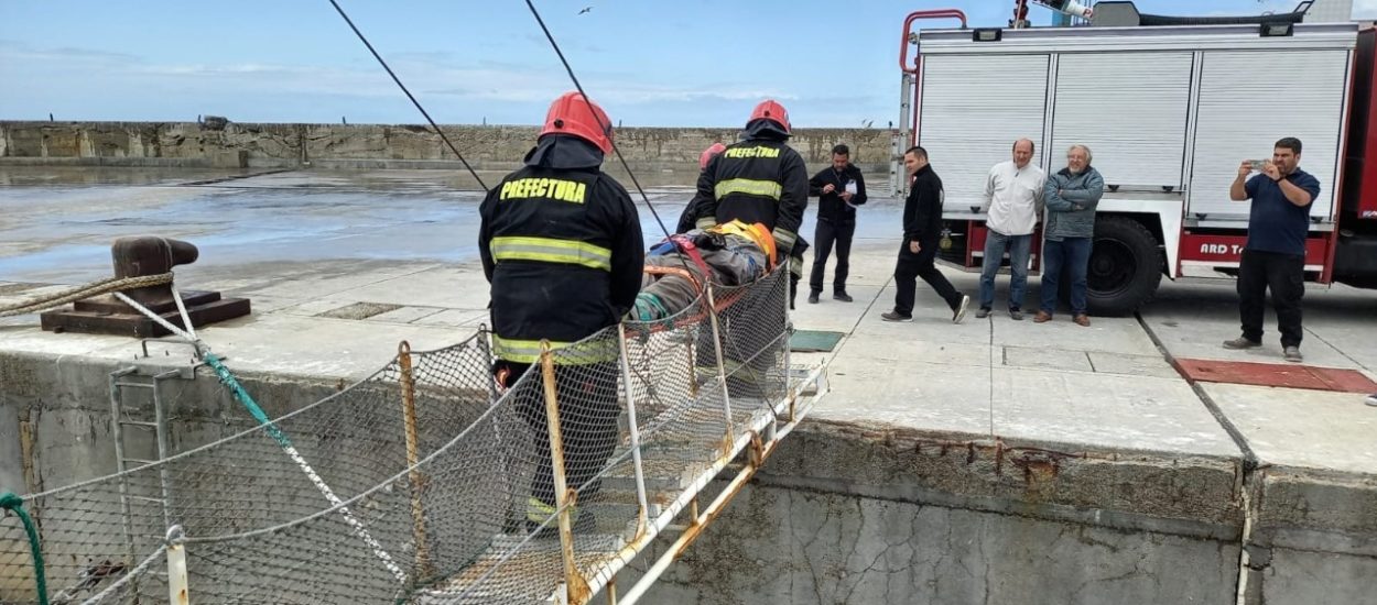 Comodoro Rivadavia: Provincia organizó un simulacro de asistencia y evacuación de un accidente a bordo de un barco en el puerto local