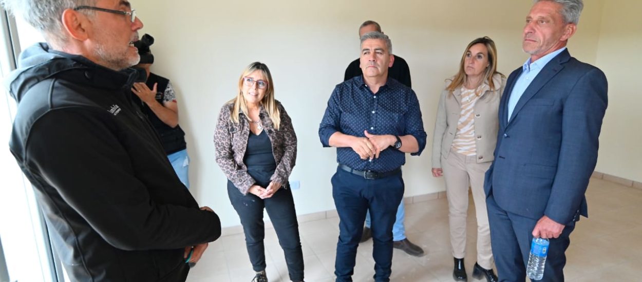 Arcioni recorrió las obras de viviendas, la Comisaría de la Mujer y entregó bienes en Gobernador Costa